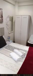 un letto bianco con due asciugamani bianchi di Habitación 1 con vistas a Bilbao Altre 6 foto