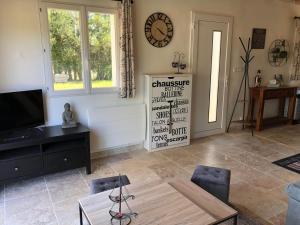 TV a/nebo společenská místnost v ubytování Maison de charme