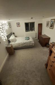 ein Schlafzimmer mit einem Bett und einem Fenster in der Unterkunft 1 Bed Flat - Sleeps 4 - Garden - Parking - Wifi in Hawkshead