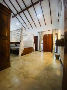Habitación grande con cama con dosel. en Dana Villa, en Bentota