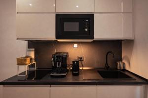 Kuchyň nebo kuchyňský kout v ubytování AP Royal suite guesthouse + 73 fotografií