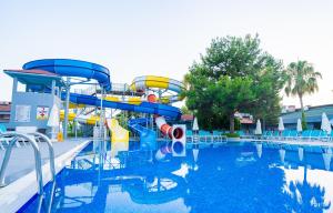 Bazén v ubytování Master Family Club nebo v jeho okolí