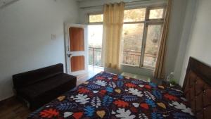 Postel nebo postele na pokoji v ubytování Bushahri Homestay - Food & Stay