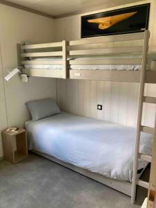 1 Schlafzimmer mit 2 Etagenbetten und einer Leiter in der Unterkunft Mobil Home piscine chauffée Pont l 'Abbe in Pont-lʼAbbé + 21 Fotos