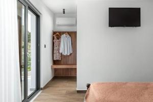 TV a/nebo společenská místnost v ubytování Aiora Luxury Villas
