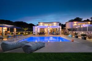 Bazén v ubytování Aiora Luxury Villas nebo v jeho okolí