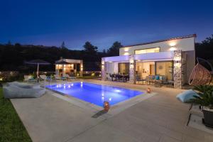 Bazén v ubytování Aiora Luxury Villas nebo v jeho okolí