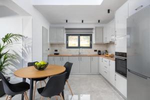 Kuchyň nebo kuchyňský kout v ubytování Aiora Luxury Villas
