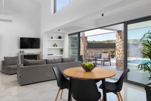 Posezení v ubytování Aiora Luxury Villas