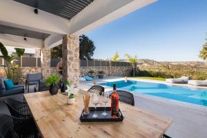 Bazén v ubytování Aiora Luxury Villas nebo v jeho okolí