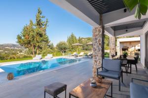 Bazén v ubytování Aiora Luxury Villas nebo v jeho okolí
