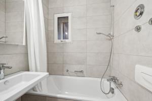Kamar mandi di The R Apartment Chrischona