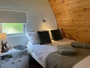 Ένα ή περισσότερα κρεβάτια σε δωμάτιο στο Glamping Pod - Vale View