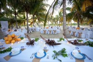 Un restaurante o sitio para comer en Villas HM Paraiso del Mar