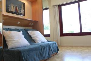 een slaapkamer met een bed met twee kussens erop bij Appt 2 pièces LA ROCHELLE - LR010-022 in La Rochelle