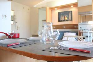 een tafel met twee borden en wijnglazen erop bij Appt 2 pièces LA ROCHELLE - LR010-022 in La Rochelle