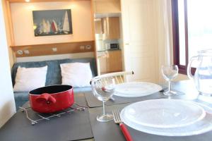 een tafel met een rode pot en borden en glazen bij Appt 2 pièces LA ROCHELLE - LR010-022 in La Rochelle