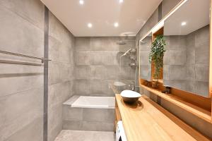 Ένα μπάνιο στο Charmant appartement Neuilly-sur-seine- II +34 φωτογραφίες