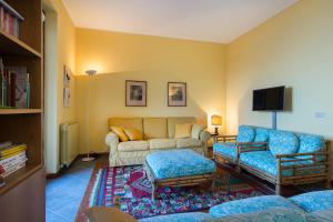 - un salon avec un canapé et une télévision dans l'établissement Ca' del Bosco, à Stresa