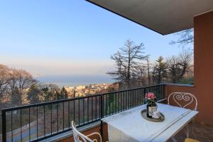 - un balcon avec une table et des fleurs dans l'établissement Ca' del Bosco, à Stresa