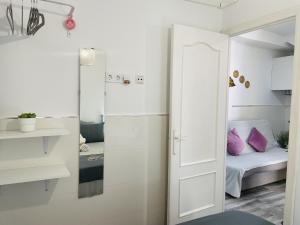 ネルハにあるApartamento Panama 1のベッドルームにつながるドア付きの部屋 +22枚の写真