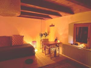 una habitación con una cama y una mesa y un televisor en Dharma Farm Retreat, en Mijoux 48 fotos más