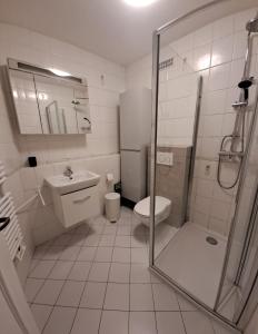 Kúpeľňa v ubytovaní Brigantine111 - Golfe de Saint-Tropez - Appartement climatisé avec vue sur la marina + 16 fotografií