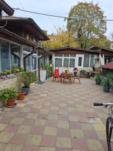 een patio met een tafel en stoelen erop bij Casa 15 in Boekarest