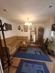 een woonkamer met een bank en een tafel bij Casa 15 in Boekarest