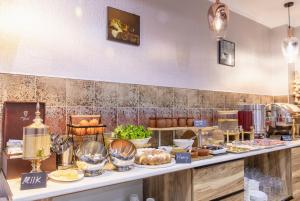 ein Buffet mit ausgestellten Speisen in einem Restaurant in der Unterkunft Hotel Gold Tower in Mestia