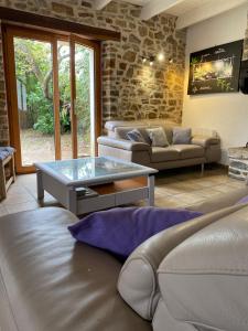 a living room with couches and a coffee table at maison 5 pers Le Penty d 'Argol Crozon animaux acceptés in Argol