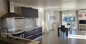 Η κουζίνα ή μικρή κουζίνα στο belle maison de vacances climatisée,3ch avec piscine