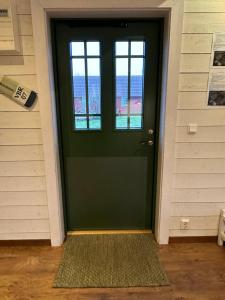 Una puerta verde con una ventana en una habitación en Hagbards By Gårdspensionat, en Slöinge 53 fotos más