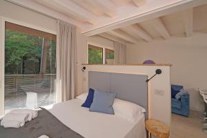 a bedroom with a bed and a balcony at Lamasu RioVerde - Lago di Garda in San Felice del Benaco +37 photos