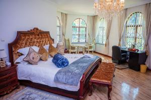 Postel nebo postele na pokoji v ubytování Golden Palm Boutique