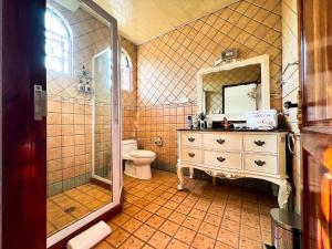 Koupelna v ubytování Golden Palm Boutique + 19 fotografií