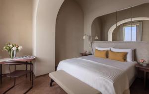 Кровать или кровати в номере Anantara Convento di Amalfi Grand Hotel