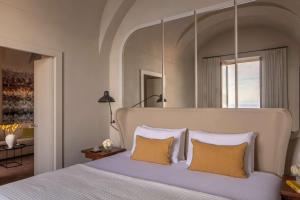 Кровать или кровати в номере Anantara Convento di Amalfi Grand Hotel