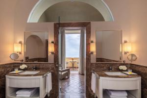 Ванная комната в Anantara Convento di Amalfi Grand Hotel