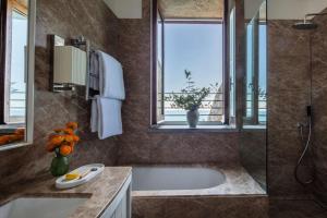Ванная комната в Anantara Convento di Amalfi Grand Hotel