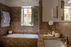 Ванная комната в Anantara Convento di Amalfi Grand Hotel