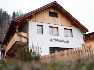 卢斯Pr Štepiherju的书写了可持续发展的字眼的房子