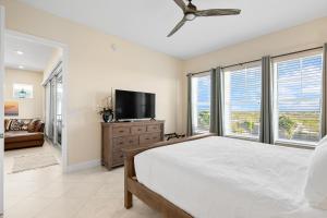 Un dormitorio con una cama y un televisor de pantalla plana. en One Particular Harbour 395-402, en Burnt Store Marina