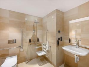 A bathroom at Mercure Debrecen