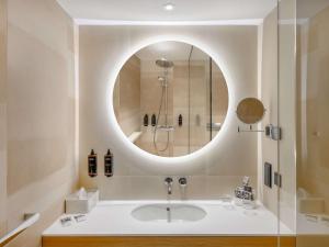 A bathroom at Mercure Debrecen