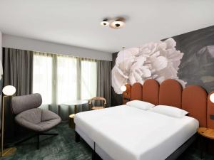 A bed or beds in a room at Mercure Debrecen