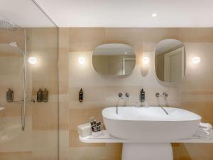 A bathroom at Mercure Debrecen