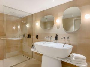A bathroom at Mercure Debrecen