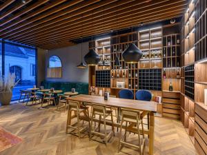 A seating area at Mercure Debrecen