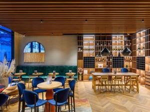 A seating area at Mercure Debrecen
